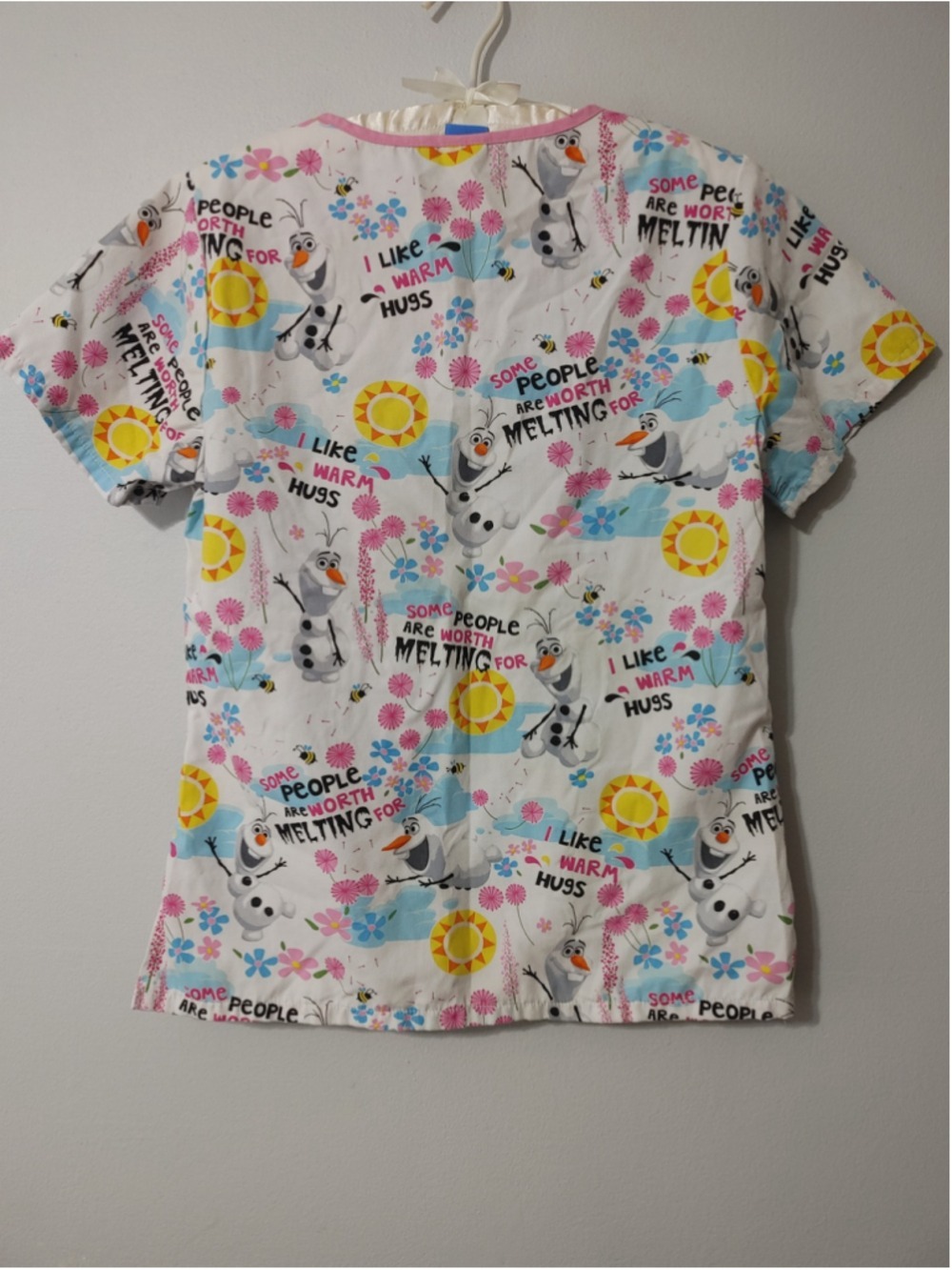 Women's Disney Frozen Olaf Scrub Top XS White Pink - Picture 2 of 7